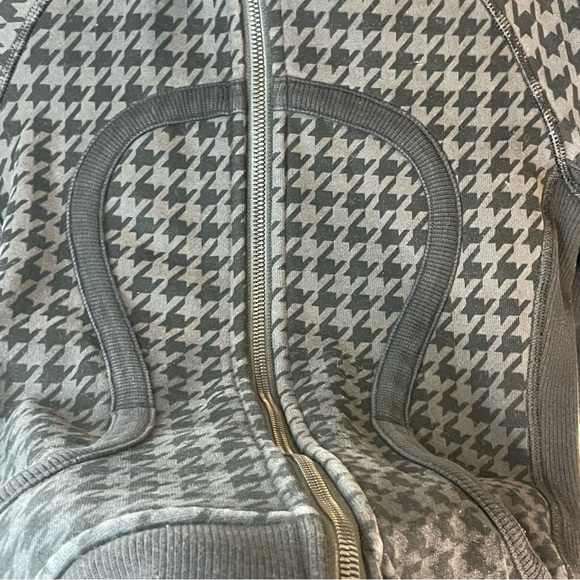 LULULEMON scuba hounds tooth hens foot pattern black and grey grunge sweater - Picture 11 of 12